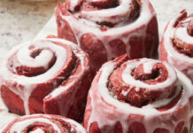 Red Velvet Cinnamon Rolls: Η πιο ρομαντική συνταγή για τον Άγιο Βαλεντίνο