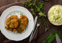 Πουρές πατάτας με τραγανό σνίτσελ κοτόπουλο