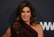 Εσύ θα έκανες τζακούζι παρέα με μια… σαύρα; Η Cindy Crawford ναι!