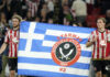 Η Σέφιλντ Γιουνάιτεντ «υπέγραψε» τον υποβιβασμό της Σέφιλντ Γουένσντεϊ και το πανηγύρισε με ελληνική σημαία για τον Τζορτζ Μπάλντοκ