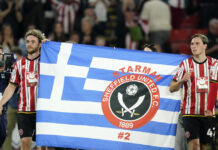 Η Σέφιλντ Γιουνάιτεντ «υπέγραψε» τον υποβιβασμό της Σέφιλντ Γουένσντεϊ και το πανηγύρισε με ελληνική σημαία για τον Τζορτζ Μπάλντοκ