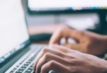 Καθαρά Δευτέρα 2026: Ποιοι θα έχουν προσαύξηση στον μισθό τους και ποιοι θα πληρωθούν κανονικά