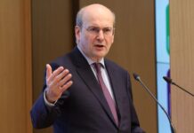 Χατζηδάκης: Τέλος στις διεκδικήσεις περιουσιών πολιτών από το Δημόσιο με… οθωμανικά φιρμάνια – Τι είπε για τις μεταβιβάσεις ακινήτων και τα πιστοποιητικά