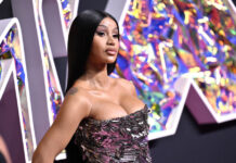 Cardi B: Τρίτωσαν τα ατυχήματα. Έπεσε ξανά στη σκηνή, αυτή τη φορά σε καταπακτή