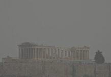 «Πνίγηκε» στην αφρικανική σκόνη η Αττική: «Εξαφανίστηκε» ακόμα και η Ακρόπολη – Δείτε φωτογραφίες