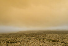 Καιρός: Καταιγίδες και άνεμοι έως 9 μποφόρ σφυροκοπούν την χώρα – Δείτε χάρτες με την πορεία της αφρικανικής σκόνης