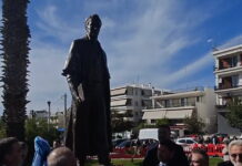 Ελληνικό: Άγαλμα του Καποδίστρια τοποθετήθηκε στην πλατεία του Δημαρχείου – Δείτε τα αποκαλυπτήρια