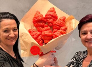 Φούρνος στη Θεσσαλονίκη γιορτάζει τον Άγιο Βαλεντίνο με «ανθοδέσμες» από κατακόκκινα κρουασάν