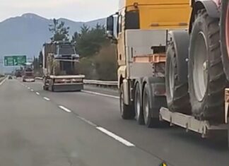 Αγρότες: Φορτηγά μεταφέρουν τα τρακτέρ που κατεβαίνουν στο Σύνταγμα για το συλλαλητήριο