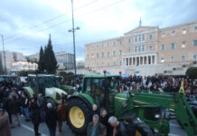 Οι αγρότες διανυκτέρευσαν στο Σύνταγμα με τα τρακτέρ τους: Αναχωρούν το μεσημέρι – «Θα συνεχίσουμε τον αγώνα»