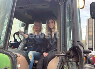 Οι αγρότισσες που έκλεψαν την παράσταση με το τρακτέρ τους στο Σύνταγμα