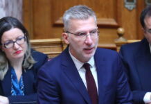 Σκέρτσος για τα επεισόδια στη Νίκαια: «Η βία δεν είναι κανονικότητα» – Στο στόχαστρο η αντιπολίτευση