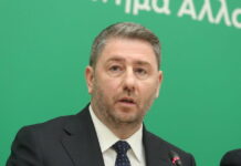 Στη Βουλή ο Ανδρουλάκης με την απόφαση για τις υποκλοπές στην φαρέτρα του: Νέο μπρα ντε φερ με Μητσοτάκη