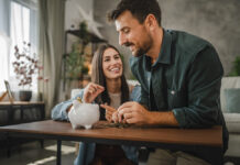 Όταν ο ένας αποταμιεύει και ο άλλος ξοδεύει: Δοκιμάζουν τελικά τα οικονομικά τον έρωτα;