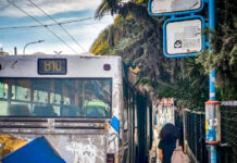 Πόρτο Ράφτη: Τρεις ανήλικοι πετούσαν πέτρες σε αστικό λεωφορείο σπάζοντας τα τζάμια