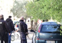 Ένοπλη ληστεία στον Σκλαβενίτη στην Θηβών: Κουκουλοφόρος απείλησε με όπλο υπάλληλο και άρπαξε τις εισπράξεις