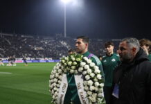 Ο Παναθηναϊκός τίμησε τη μνήμη των αδικοχαμένων οπαδών του ΠΑΟΚ με στεφάνι και λουλούδια στην Τούμπα