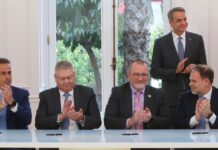 Συμφωνία της Ελλάδας με τη Chevron και την Helleniq Energy: Έπεσαν οι υπογραφές παρουσία Μητσοτάκη