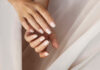 Creamy Vanilla Gloss nails: Το πιο κομψό nail trend του χειμώνα