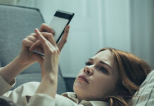 Doomscrolling: Πώς επηρεάζει την ψυχική μας υγεία & πώς σπάμε τον κύκλο