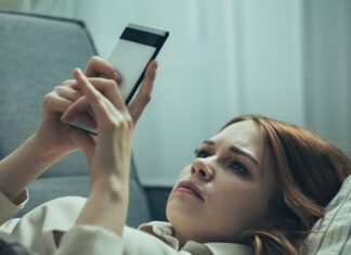 Doomscrolling: Πώς επηρεάζει την ψυχική μας υγεία & πώς σπάμε τον κύκλο