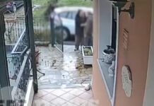 Η στιγμή που Ρομά αγκαλιάζει ηλικιωμένο και του κλέβει αλυσίδα από τον λαιμό: Πάνω από 400.000 ευρώ η λεία του κυκλώματος