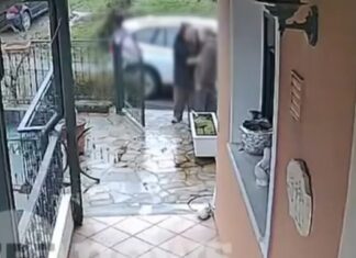 Η στιγμή που Ρομά αγκαλιάζει ηλικιωμένο και του κλέβει αλυσίδα από τον λαιμό – Πυροβολούσαν και έδειχναν στο TikTok τα όπλα τους