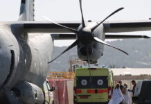 Τραγωδία στη Χίο: Εικόνες από την αεροδιακομιδή 6 παιδιών στην Αθήνα με αεροσκάφος του ΕΚΑΒ