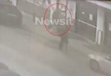 Ληστεία σε σούπερ μάρκετ στη Θηβών: Η στιγμή που ο δράστης εισβάλει στην επιχείρηση με σηκωμένο το όπλο του