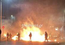 Θεσσαλονίκη: Επεισόδια με δεκάδες μολότοφ και δακρυγόνα έξω από το ΑΠΘ – Πάνω από 200 προσαγωγές, τραυματίστηκε αστυνομικός