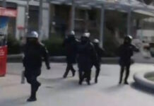 Η στιγμή της επίθεσης σε οπερατέρ του Mega μετά το συλλαλητήριο για τα Τέμπη στο Σύνταγμα