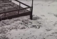 Κακοκαιρία στην Εύβοια: Τα κύματα βγήκαν στη στεριά, έσπασαν τζάμια και πλημμύρισαν καταστήματα