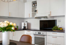 Έχεις λευκή κουζίνα και σκέφτεσαι να βάλεις λίγο χρώμα; Ιδέες για να το πετύχεις χωρίς υπερβολές