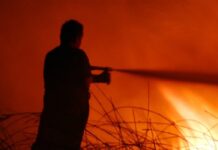 Θεσσαλονίκη: Μεγάλη φωτιά σε εγκαταλελειμμένο κτίριο στην Καλαμαριά