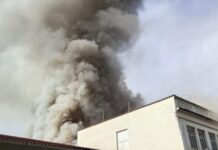 Αγρίνιο: Μεγάλη φωτιά σε αποθήκη παπουτσιών – Γέμισε το κέντρο της πόλης με πυκνούς καπνούς