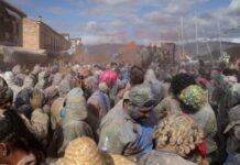 Καθαρά Δευτέρα: Από το έθιμο που σκανδαλίζει στον Τύρναβο μέχρι τα αλευρομουτζουρώματα στο Γαλαξίδι