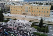 Οι αγρότες στην Αθήνα: Στην πλατεία Συντάγματος τα τρακτέρ – Συνθήματα και πανό μπροστά στη Βουλή