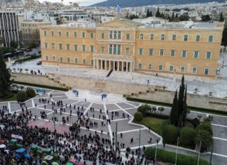 Οι αγρότες στην Αθήνα: Στην πλατεία Συντάγματος τα τρακτέρ – Συνθήματα και πανό μπροστά στη Βουλή