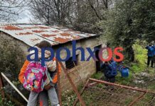 Ηλεία: Γονείς μεταφέρουν παιδιά στις πλάτες τους μέσα από χωράφια στο Μαζαράκι που έχει αποκλειστεί λόγω κατολίσθησης