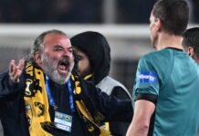 Έξαλλος ο Μάριος Ηλιόπουλος με τον διαιτητή Μάκελι, κατέβηκε στον αγωνιστικό χώρο μετά το ΑΕΚ – Ολυμπιακός