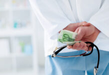 Το φακελάκι των 3.000 ευρώ το πλήρωσε 50.000 – Βαριά καταδίκη για τον πρώην διευθυντή της Καρδιολογικής του Ιπποκράτειου