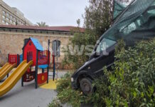 Καισαριανή: Αυτοκίνητο «μπούκαρε» σε παιδική χαρά – Το ευτύχημα ότι δεν έπαιζαν παιδιά λόγω της βροχής