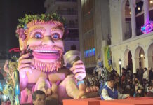 Πατρινό Καρναβάλι 2026: Πάνω από 50.000 καρναβαλιστές στους δρόμους – Live η Νυχτερινή Ποδαράτη παρέλαση