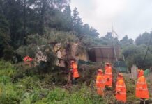 Το Κατάκολο εκπέμπει SOS από την κακοκαιρία: Ο βράχος 40 τόνων συνεχίζει να απειλεί σπίτια – Συνεχείς οι κατολισθήσεις