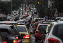 Κίνηση στους δρόμους: Ουρές χιλιομέτρων από το Χαϊδάρι έως τον Ασπρόπυργο – Απέραντο πάρκινγκ και τα 2 ρεύματα του Κηφισού