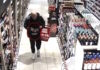 Χτύπαγαν συγκεκριμένα σούπερ μάρκετ και έκλεβαν πάντα μπουκάλια με αλκοόλ – Βίντεο ντοκουμέντο από τη δράση τους