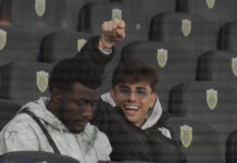 ΑΕΚ: Παρακάμερα με το κιτρινόμαυρο πάρτι έξω από την «Allwyn Arena» και την πρόβλεψη του Λάζαρου Ρότα