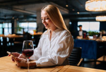 Η αόρατη ηρωίδα της παρέας: Η «μαμά» φίλη που φροντίζει για όλους