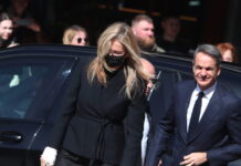 Η Μαρέβα Γκραμπόσφκι με επιδέσμους στα χέρια και μάσκα, στην κηδεία της Ελένης Γλύκατζη-Αρβελέρ