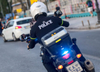 Καταδίωξη στο Καματερό: Χειροπέδες σε 2 άνδρες που παρίσταναν τους υπαλλήλους και έκλεβαν ηλικιωμένους